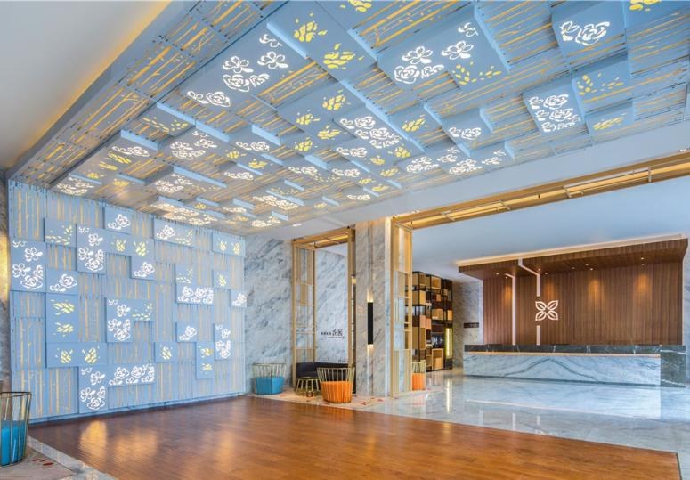 希尔顿花园酒店大堂公区镂空造型装饰天花板灯光实拍