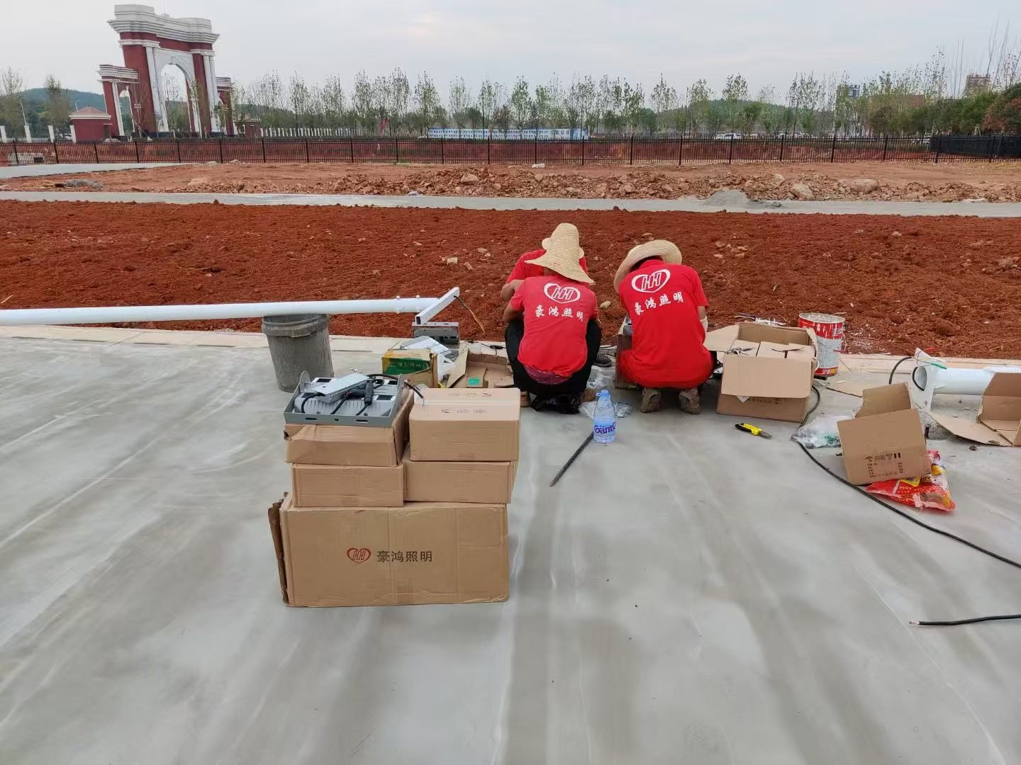 武昌首义学院项目豪鸿照明施工队接线组装实景(工服+纸箱品牌实证)