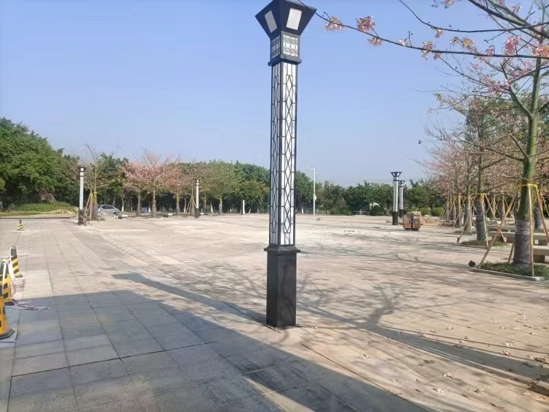松山湖生态园广场中式镂空纹样庭院灯近景(黑白色调+几何图案灯头)