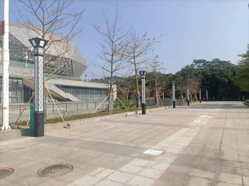 松山湖生态园广场庭院灯与创新区建筑全景(湖湾新城市创新区)