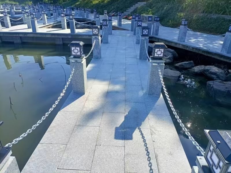松山湖生态园湖畔步道石柱太阳能柱头灯(中式回纹灯头)