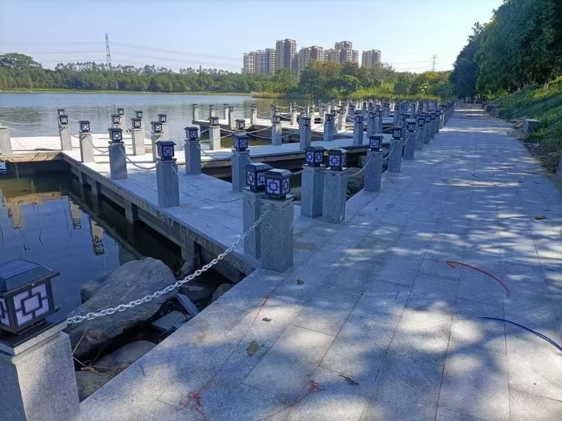 松山湖生态园码头栈道太阳能柱头灯阵列(花岗岩石柱+铁链护栏)